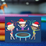 Cartes Pour Fêtes Annuelles Gymnastique mignonne Filles Gymnaste de Noël<br><div class="desc">Cette belle carte de Noël de gymnastique comprend 3 jolies filles de gymnastique portant des chapeaux de Père Noël et tenant une pose avec des rubans sur un joli arrière - plan de vacances bleu. La blonde tient un ruban rouge, la brune saute sur un trampoline, et la fille afro-américaine...</div>
