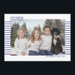 Cartes Pour Fêtes Annuelles Hanoukka à rayures bleues et blanches simples et m<br><div class="desc">Cartes photos élégants et mignons sont parfaits pour tous vos amis et votre famille cette saison de vacances. Customisez le texte "happy hanoukka" avec votre propre salut et changez le nom de famille et l'année et échangez la photo pour une photo de vos enfants, de votre animal de compagnie ou...</div>