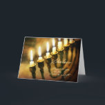 Cartes Pour Fêtes Annuelles Hanoukka Menorah allume Shalom, paix à vous<br><div class="desc">Cette carte de Hanoukka semble rougeoyer avec la lumière intérieure comme bougies sur le menorah illuminent un livre antique à l'arrière-plan. Elle souhaite d'une manière élégante la paix réceptive, "Shalom". Chanukah/Hanoukka est l'époque parfaite d'exprimer votre souhait pour la paix à tous vos amis et aimé, particulièrement ceux de la foi...</div>