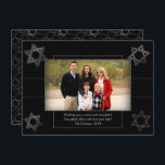 Cartes Pour Fêtes Annuelles Hanoukka moderne étoile monochrome de David Photo<br><div class="desc">Minimal classique noir Bar/Bat mitzvah et Hanoukka moderne Star de David contre un arrière - plan solide crée un design élégant et sophistiqué. Pour d'autres couleurs de coordination ou des produits correspondants,  visitez JustFharryn @ Zazzle.com ou contactez le concepteur,  c/o Fharryn@yahoo.com Tous droits réservés. #zazzlemade #christmasDécor</div>