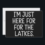 Cartes Pour Fêtes Annuelles Hanukkah Je suis juste là pour les latkes juifs<br><div class="desc">Hanukkah Je suis juste là pour les latkes juifs Vacances</div>