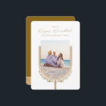 Cartes Pour Fêtes Annuelles Happy Hanoukka Elégant Golden Menorah Photo Arch<br><div class="desc">heureux Hanoukka, envoyez vos souhaits Hanoukka à votre famille et à vos amis avec notre carte photo personnalisable magnifique et élégant. Notre design présente nos belles bougies et éléments de feuilles de menorah dessinés à la main et décorant les bords du cadre photo en arc de famille. "Happy Hanoukka" est...</div>
