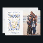 Cartes Pour Fêtes Annuelles Happy Hanoukka Festive Watercolor Menorah Photo<br><div class="desc">Heureux Hanoukka ! Envoyez vos voeux Hanoukka à votre famille et à vos amis avec cette carte photo à plat élégante. Il est doté d'aquarelle Menorah et d'élégantes feuilles de couronnes dans une palette sophistiquée d'or, bleu clair et bleu marine. Customisez la carte avec votre photo verticale chère et deux...</div>