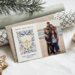 Cartes Pour Fêtes Annuelles Happy Hanoukka Festive Watercolor Menorah Photo<br><div class="desc">Heureux Hanoukka ! Envoyez vos voeux Hanoukka à votre famille et à vos amis avec cette carte postale élégante. Il est doté d'aquarelle Menorah et d'élégantes feuilles de couronnes dans une palette sophistiquée d'or, bleu clair et bleu marine. Customisez la carte avec votre photo verticale chère et deux lignes de...</div>
