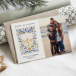 Cartes Pour Fêtes Annuelles Happy Hanoukka Festive Watercolor Menorah Photo<br><div class="desc">Heureux Hanoukka ! Envoyez vos voeux Hanoukka à votre famille et à vos amis avec cette carte photo à plat élégante. Il est doté d'aquarelle Menorah et d'élégantes feuilles de couronnes dans une palette sophistiquée d'or, bleu clair et bleu marine. Customisez la carte avec votre photo verticale chère et deux...</div>