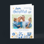 Cartes Pour Fêtes Annuelles Happy Hanoukka Peace Love Latkes Photo du festival<br><div class="desc">Envoyez vos souhaits avec cette Carte de vacances photo qui comporte un Script Happy Hanoukka Aquarelle et des bougies Menorah pour mettre en évidence votre message de bienvenue.</div>