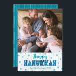 Cartes Pour Fêtes Annuelles Happy Hanoukka Photo Moderne Turquoise Typographie<br><div class="desc">"Bonne Hanoukka." Une typographie artisanale amusante, ludique et fantaisiste, accompagnée d'une Star of David motif aléatoire en bleu clair, le tout surplombant des lignes bleu aqua clair dessinées à la main sur un arrière - plan blanc avec une photo de votre choix, vous aider à ouvrir à Hanoukka. Des lignes...</div>