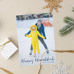 Cartes Pour Fêtes Annuelles Happy Hanoukka Photo tendance Bleu vertical Script<br><div class="desc">Carte Hanoukka moderne personnalisable juive pleine photo verticale avec une photo d'hiver de votre enfant ou de votre famille avec un script bleu superposé. Ajoutez votre photo préférée de Chanukah et customisez votre message d'amour et de lumière Happy Hanoukka.</div>