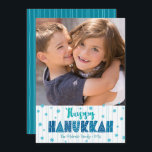 Cartes Pour Fêtes Annuelles Happy Hanoukka Photo Turquoise Typographie Bold<br><div class="desc">"Bonne Hanoukka." Une typographie artisanale amusante, ludique et fantaisiste, accompagnée d'une Star of David motif aléatoire en bleu clair, le tout surplombant des lignes bleu aqua clair dessinées à la main sur un arrière - plan blanc avec une photo de votre choix, vous aider à ouvrir à Hanoukka. Des lignes...</div>