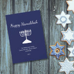 Cartes Pour Fêtes Annuelles Happy Hanoukka Simple Menorah Blue<br><div class="desc">Carte de voeux Happy Hanoukka Blue Holiday,  avec une simple menorah blanche et un design typographique script. Avec des lettres personnalisables en blanc,  vous pouvez ajouter vos propres informations. Une façon festive d'envoyer des voeux de bonheur à des amis et à des proches.</div>