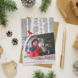 Cartes Pour Fêtes Annuelles Hiver bouleau blanc photo grange rustique bois<br><div class="desc">Rustique merveilleux style moderne famille de Noël (paysage) carte photo avec bouleaux blancs,  un oiseau rouge et la neige sur une ombre gris clair grise grange arrière - plan.              Personnalisez-le avec votre photo et signature!</div>