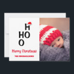 Cartes Pour Fêtes Annuelles Ho Ho Ho : Joyeux Noël<br><div class="desc">Ho Ho Ho : Joyeux Noël ! Cadeaux minimalistes avec nom de famille et chapeaux de Père Noël rouges. Modèle photo via Pixabay sous licence CC0 et doit être remplacé par votre propre photo</div>