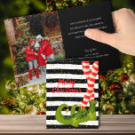 Cartes Pour Fêtes Annuelles Jambes d'elfes fantaisie pliées Photo de Noël<br><div class="desc">Les jambes des elfes en collants rayés et les bottes vertes sur le devant avec votre photo préférée,  salutation et noms à l'intérieur de ces cartes de voeux de Noël pliées sont disponibles comme un TÉLÉCHARGEMENT INSTANT et IMPRIMÉ ou obtenir les deux! CORRESPONDANCE d'objets dans notre collection.</div>
