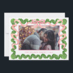 Cartes Pour Fêtes Annuelles Jardin de Noël Pink Preppy Photo<br><div class="desc">Cette carte photo de Noël du jardin tropical comprend une haie de boxwood avec des arcs roses à chaque coin. Vous pouvez ajouter votre photo préférée au centre. Sur le dos se trouve un motif de treillis en bois de boxe avec des arcs roses coordonnés.</div>