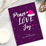Cartes Pour Fêtes Annuelles Jeu d'amour de paix de Noël moderne violet<br><div class="desc">Typographie décontractée moderne et tendance script de joie de la paix de Noël avec un petit coeur et chapeau de Père Noël faisant une jolie carte de voeux rose violet de Noël.                 Personnalisez-le avec votre nom de famille et votre texte de part et d'autre !</div>