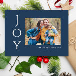 Cartes Pour Fêtes Annuelles Joie de photo minimaliste<br><div class="desc">Dites-le simplement avec ces cartes de vœux de vacances photo de 7” x 5" qui présentent la salutation,  "Joie, " en lettres blanches sur un fond bleu marine. Ajoutez simplement votre photo préférée,  nom(s) et année.</div>