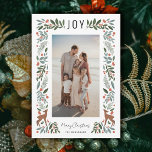 Cartes Pour Fêtes Annuelles Joli cadre Little Deer | Blanc | Photo verticale<br><div class="desc">Cette magnifique carte de vacances photo présente un cadre de feuillage détaillé, qui comprend des feuilles, des épis de pin, des baies et deux mignons petits cerfs, ainsi que de la typographie simple à la lecture supérieure, "JOY." L'orientation du modèle photo et de la carte est verticale. Facile à personnaliser...</div>