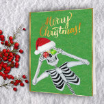 Cartes Pour Fêtes Annuelles Joli Squelette souriant Ornements Santa Hat Green<br><div class="desc">Cette carte de voeux de Noël a un mignon squelette tenant deux ornements brillants de Noël avec des flocons de neige jusqu'à ses yeux portant un chapeau de Père Noël rouge sur un arrière - plan vert avec des étincelles d'or faux et un cadre d'or. Customisez le verset intérieur ainsi...</div>