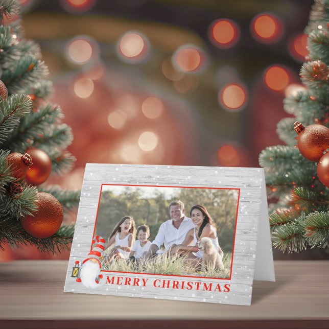 Cartes Pour Fêtes Annuelles Jote Noël Gnome Photo personnalisée Rustique (Cute Christmas Gnome Custom Photo Rustic Holiday Card)