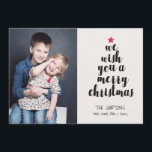 Cartes Pour Fêtes Annuelles Jote Simple Moderne Formé Arbre de Noël Photo<br><div class="desc">Vous recherchez un design moderne et élégant pour vos cartes photos de vacances cette année ? Ce carte photo amusant 5x7 dispose d'un arbre de Noël construit avec les mots "nous vous souhaitons un joyeux Noël." Simple et mignon ! Le dos de la carte est conçu avec de petits flocons...</div>