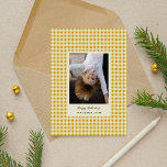 Cartes Pour Fêtes Annuelles Jouer Jaune Doré à la main À damiers photo<br><div class="desc">Carte photo de vacances joliment dessiné à la main à damiers avec des chèques jaunes dorés à l'avant et une tache de chèques rouges à l'arrière. Art et design par Annie Montgomery Design.</div>