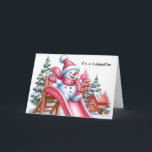 Cartes Pour Fêtes Annuelles Joueur de Snowman à Playground Pink<br><div class="desc">Découvrez l'esprit festif avec ce tableau charmant d'un bonhomme de neige moelleux orné d'accessoires roses,  glissant joyeusement sur un toboggan rose vibrant au milieu d'une aire de jeux entourée d'arbres de Noël festonnés et d'une couverture de neige.</div>