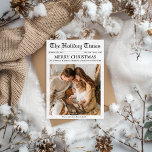 Cartes Pour Fêtes Annuelles Journal Noël Newsletter 1 Photo unique<br><div class="desc">Présentez notre Carte de Noël du Jour des Fêtes du Journal, une façon unique et délicieuse de célébrer la saison festive tout en réfléchissant sur les moments les plus chers de votre famille de l’année passée. Inspiré par le charme nostalgique d'un journal vintage, cette carte est parfaite pour les familles...</div>