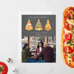 Cartes Pour Fêtes Annuelles Joy Pizza Love Christmas Chalkboard Photo<br><div class="desc">Illustration des tranches de pizza en forme d'arbre de Noël surmontées d'étoiles. L'Arrière - plan est inspiré du tableau de bord. Personnalisez le nom,  l'année et la photo.</div>