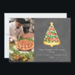 Cartes Pour Fêtes Annuelles Joy Pizza Love Christmas Italian Chalkboard Photo<br><div class="desc">Illustration de la tranche de pizza en forme de sapin de Noël surmontée d'étoiles. L'Arrière - plan est inspiré du tableau de bord. Personnalisez le nom,  l'année et la photo.</div>