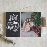 Cartes Pour Fêtes Annuelles Joy To The World Lettering Chalkboard Photo<br><div class="desc">Joie au monde, le Seigneur est venu ! Carte photo de Noël religieuse personnalisable avec lettrage à la main, étincelle et feuillage avec un arrière - plan en faux tableau. Personnalisez en ajoutant des noms, des photos, des adresses et des messages. Envoyez des voeux et des salutations de Noël à...</div>