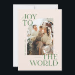Cartes Pour Fêtes Annuelles Joy to the World Modern Type Photo de Noël<br><div class="desc">Envoyez vos voeux de Noël à votre famille avec cette carte de Noël verte,  moderne,  élevée et chic avec les mots "Joy to the World",  associée à un cadre photo de bord incurvé. Le dos de la carte dispose également d'espace pour entrer votre propre message.</div>