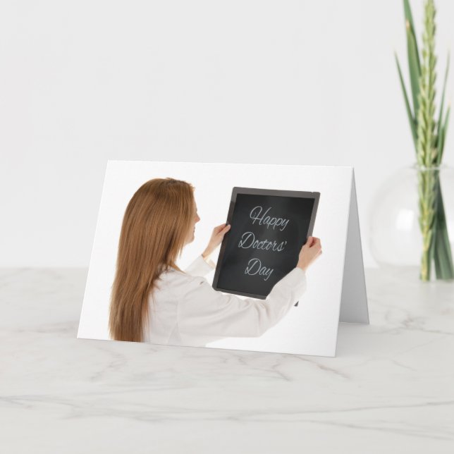 Cartes Pour Fêtes Annuelles Joyeuse journée des docteurs femme docteur tenant  (Devant)