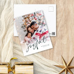Cartes Pour Fêtes Annuelles Joyeuse photo superposition Calligraphie Noël Blan<br><div class="desc">Joyeux Photo de famille superposition Calligraphie Noel Blanc. Remplacez simplement l'exemple de photo par le vôtre et personnalisez avec vos noms et votre année. Joyful est dans un jeu élégant script set en vert foncé qui peut être changé à une autre couleur si vous le souhaitez.</div>