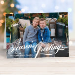 Cartes Pour Fêtes Annuelles Joyeuses Fêtes Élégante Calligraphie Script Photo<br><div class="desc">Le carte photo plié présente un élégant script de calligraphie blanc "Bonnes Fêtes" superposé avec du texte personnalisé qui peut être personnalisé avec votre nom, l'année, et une photo de style paysage préféré. L'intérieur de la carte comprend du texte supplémentaire qui peut être personnalisé avec un message personnalisé. Crédit photo...</div>