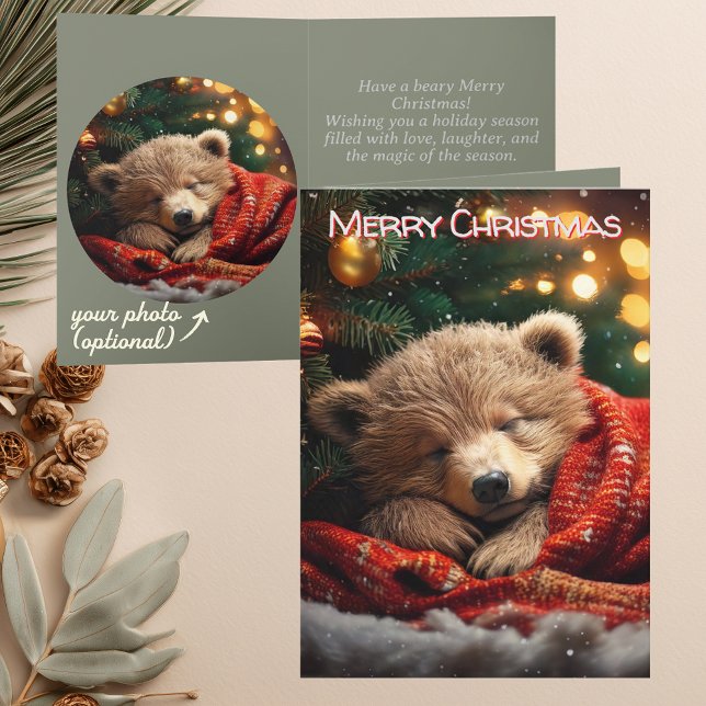 Cartes Pour Fêtes Annuelles Joyeuses fêtes Noël Ours en lambeaux (Cozy sleeping bear cub folded Christmas Holiday card. Personalised family photo option inside)