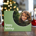 Cartes Pour Fêtes Annuelles Joyeuses vacances - Green Polka Dot Border<br><div class="desc">Un design moderne avec un espace réservé pour votre photo préférée. Une photo circulaire bordée d'un motif à pois et d'un message de voeux "Happy Holidays". Ajoutez 1 photo pour cette carte postale familiale. D'autres couleurs sont disponibles dans mon magasin.</div>
