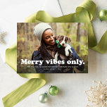 Cartes Pour Fêtes Annuelles Joyeuses vibes seulement fun rétro une photo<br><div class="desc">Envoyez une fête rétro amusante avec ce carte photo unique qui propose une pièce sur "les bonnes vibes seulement" avec une "joyeuse vibes seulement" plus festive. Le texte blanc se trouve au bas d'une seule photo horizontale avec beaucoup de place pour le texte et les noms personnalisés. Le dos est...</div>
