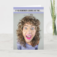 Joyeux anniversaire pour les femmes habillées dans