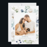 Cartes Pour Fêtes Annuelles Joyeux Arctic Winter Botanical Photo vert<br><div class="desc">Joyeux Arctic Winter botanical,  carte de vacances multi-photo. Caractéristiques de la carte,  cadre d'aquarelle élégante de baies d'hiver,  coton,  feuille et chardon avec coordination couleur verte et texte. Une photo à l'avant et deux photos à l'arrière.</div>