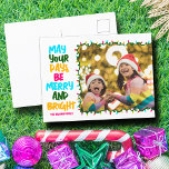 Cartes Pour Fêtes Annuelles Joyeux bleu rose clair lumières de Noël<br><div class="desc">Cartes postales de vacances photo familiales jolies avec un brin coloré de lumières de Noël enveloppé autour de la photo de vos enfants. Puisse tes Jours être Joyeux et brillant écrit en caractères gras du bleu clair à ton nom de famille en rose chaud. Un arc-en-ciel de couleurs pour les...</div>