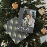 Cartes Pour Fêtes Annuelles Joyeux cadeau moderne Gris photo Noël<br><div class="desc">Cette année, faites savoir à vos amis et à votre famille que vous vous souciez de la carte de Noël Joyeux Gris moderne. Non seulement il est élégant et à jour, mais il a suffisamment d'espace pour vous permettre d'inclure votre mémoire préférée de l'année passée. Le design est propre et...</div>