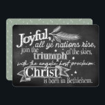 Cartes Pour Fêtes Annuelles Joyeux | Chalkboard Typographie Apat Holiday Card<br><div class="desc">Célébrez la saison avec cette carte dessinée à la main et qui présente une typographie de style tableau blanc de l'hymne de Noël, "Hark, the Herald Angels Sing", écrit par Charles Wesley en 1739. L'envers est un vert sage doux avec de minuscules pins esquissés éparpillés et au centre, un rectangle...</div>