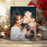Cartes Pour Fêtes Annuelles Joyeux | Élégant Script et photo Noël<br><div class="desc">Cette carte de Noël élégante dit "Joyeux" dans la calligraphie de script moderne. Ajoutez votre photo de famille préférée,  et votre message à l'intérieur. Le dos de la carte est une couleur verte festive.</div>