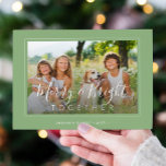 Cartes Pour Fêtes Annuelles Joyeux et brillant 4 photos mode de Noël moderne<br><div class="desc">Elégant simple sauge minimale vert et blanc 4 photos de famille personnalisées "Joyeux et lumineux ensemble" script (modèle de texte superposé) modèle de carte de vacances.                              Facile à personnaliser avec vos photos,  texte,  nom de famille et vos souhaits des deux côtés !</div>
