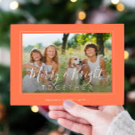 Cartes Pour Fêtes Annuelles Joyeux et brillant 4 photos moderne abricot de Noë<br><div class="desc">Élégant simple minimaliste abricot et blanc 4 photos de famille personnalisées "Joyeux et lumineux ensemble" script (modèle de texte superposé) modèle de carte de vacances.                              Facile à personnaliser avec vos photos,  texte,  nom de famille et vos souhaits des deux côtés !</div>