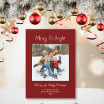 Cartes Pour Fêtes Annuelles Joyeux et brillant Photo de famille Noël rouge<br><div class="desc">Carte de voeux Joyeuse et rouge vif pour Noël avec et simple photo et design typographique. Avec la typographie personnalisable lettrage vous ajoutez votre propre texte. Vous remplacez également la photo par la vôtre pour ajouter la personnalisation. Idéal pour souhaiter de bonnes vacances à vos proches.</div>