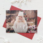 Cartes Pour Fêtes Annuelles Joyeux et brillant pinceau Lettrage photo Noël<br><div class="desc">Que vos vacances soient joyeuses et lumineuses ! Envoyez des voeux et des salutations de vacances avec ce carte photo de vacances rustique. Il comporte une citation 'Merry Bright' en lettres de brosse à main. Personnalisez cette carte de vacances en ajoutant votre photo, votre salutation, vos noms et d'autres détails...</div>