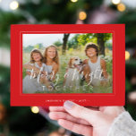 Cartes Pour Fêtes Annuelles Joyeux et lumineux 4 photos rouge de Noël moderne<br><div class="desc">Elégant simple minimaliste rouge et blanc 4 photos de famille personnalisées "Joyeux et lumineux ensemble" script (modèle de texte superposé) modèle de carte de vacances.                              Facile à personnaliser avec vos photos,  texte,  nom de famille et vos souhaits des deux côtés !</div>