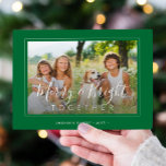 Cartes Pour Fêtes Annuelles Joyeux et lumineux 4 photos vert de Noël moderne<br><div class="desc">Elégant simple minimaliste vert et blanc 4 photos de famille personnalisées "Joyeux et lumineux ensemble" script (modèle de texte superposé) modèle de carte de vacances.                              Facile à personnaliser avec vos photos,  texte,  nom de famille et vos souhaits des deux côtés !</div>