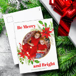 Cartes Pour Fêtes Annuelles Joyeux et lumineux Noël Poinsettia Photo de famill<br><div class="desc">Une belle floraison de poinsettia rouge à feuilles saintes entoure votre jolie photo de famille au-dessus de Joyeux Noël. Des enfants lumineux et gais photographient des cartes postales de vacances avec de jolies fleurs et des feuilles autour de votre photo carré. Cartes postales festives.</div>